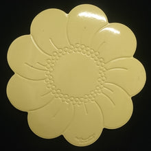 Lade das Bild in den Galerie-Viewer, MITTELGROßES HELLGELBES PLATZDECKCHEN, Kunststoff / Plastik, Blumenblüten Form Motiv Einkerbungen Dekor (G)