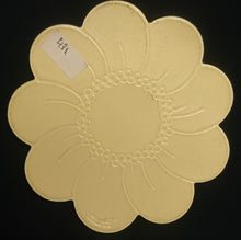 Lade das Bild in den Galerie-Viewer, MITTELGROßES HELLGELBES PLATZDECKCHEN, Kunststoff / Plastik, Blumenblüten Form Motiv Einkerbungen Dekor (G)