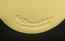 Lade das Bild in den Galerie-Viewer, MITTELGROßES HELLGELBES PLATZDECKCHEN, Kunststoff / Plastik, Blumenblüten Form Motiv Einkerbungen Dekor (G)