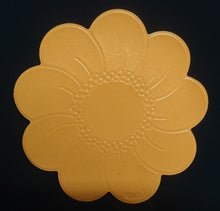 Lade das Bild in den Galerie-Viewer, MITTELGROßES ORANGENES PLATZDECKCHEN, Kunststoff / Plastik, Blumenblüten Form Motiv Einkerbungen Dekor (G)