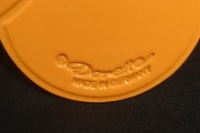 Lade das Bild in den Galerie-Viewer, MITTELGROßES ORANGENES PLATZDECKCHEN, Kunststoff / Plastik, Blumenblüten Form Motiv Einkerbungen Dekor (G)