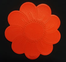 Lade das Bild in den Galerie-Viewer, MITTELGROßES ROTES PLATZDECKCHEN, Kunststoff / Plastik, Blumenblüten Form Motiv Einkerbungen Dekor (G)