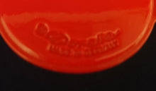 Lade das Bild in den Galerie-Viewer, 2er Set MITTELGROßE ROTE PLATZDECKCHEN, Kunststoff / Plastik, Blumenblüten Form Motiv Einkerbungen Dekor (G)