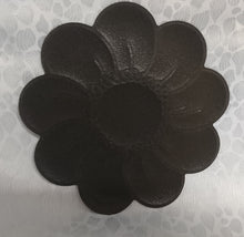 Lade das Bild in den Galerie-Viewer, MITTELGROßES SCHWARZES PLATZDECKCHEN, Kunststoff / Plastik, Blumenblüten Form Motiv Einkerbungen Dekor (G)
