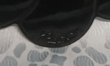 Lade das Bild in den Galerie-Viewer, MITTELGROßES SCHWARZES PLATZDECKCHEN, Kunststoff / Plastik, Blumenblüten Form Motiv Einkerbungen Dekor (G)