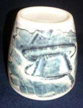 Lade das Bild in den Galerie-Viewer, KAFFEEBECHER - Keramik / Steingut, Illustriertes Zeitung Zeitschriften Kaffeegedeck Motiv Innen Schriftzug Dekor