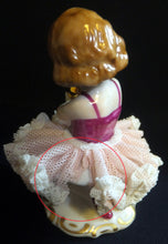 Lade das Bild in den Galerie-Viewer, SAMMELFIGUR "Ballerina mit Ball" - Porzellan, Tüllspitzen-Rock durchbrochen, Karl Klette