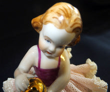 Lade das Bild in den Galerie-Viewer, SAMMELFIGUR "Ballerina mit Ball" - Porzellan, Tüllspitzen-Rock durchbrochen, Karl Klette