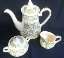 Lade das Bild in den Galerie-Viewer, KAFFEEKANNE MIT DECKEL "Staffordshire" (Limited) - Keramik / Steingut, Indian Tree Style Unterglasur Dekor, Hand graviert (Hand Engraved)