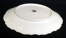 Lade das Bild in den Galerie-Viewer, DESSERTTELLER - Porzellan, Blumen Linie Goldrand Relief Dekor