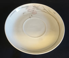 Lade das Bild in den Galerie-Viewer, 2er Set SUPPENTASSEN UNTERTELLER - Porzellan, Lilien Blumen Dekor