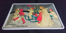 Lade das Bild in den Galerie-Viewer, BLECHPOSTKARTE - Metall / Blech, Weihnachtsbaum Engel Kinder Schlitten Motiv Dekor (G)