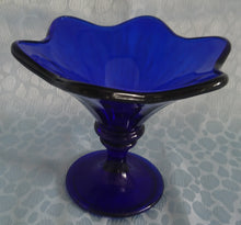 Lade das Bild in den Galerie-Viewer, EISBECHER - Hartglas, Einfärbiges Blütenform Dekor