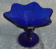 Lade das Bild in den Galerie-Viewer, 2er Set EISBECHER - Hartglas, Einfärbiges Blütenform Dekor