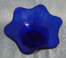 Lade das Bild in den Galerie-Viewer, 2er Set EISBECHER - Hartglas, Einfärbiges Blütenform Dekor