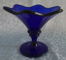 Lade das Bild in den Galerie-Viewer, EISBECHER - Hartglas, Einfärbiges Blütenform Dekor