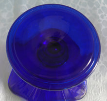 Lade das Bild in den Galerie-Viewer, EISBECHER - Hartglas, Einfärbiges Blütenform Dekor