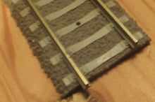 Lade das Bild in den Galerie-Viewer, 2er Set FLEXGLEISE (H0 - 1:87) - Metall & Kunststoff, 80cm Flexibles Gleis Betonschwellen Modernes Gleisbett (G)