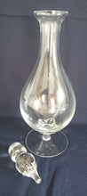Lade das Bild in den Galerie-Viewer, WEINKARAFFE MIT STÖPSEL - Press- / Hartglas, Klares Dekor Zapfenartiger Stöpsel, Mundgeblasen / Handarbeit