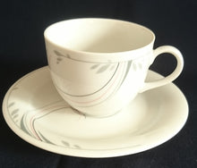 Lade das Bild in den Galerie-Viewer, UNTERTASSE "Fashion BonApart" - Porzellan, Abstrakt Linien Striche Blatt Blätter Motiv Dekor