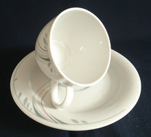 Lade das Bild in den Galerie-Viewer, KAFFEETASSE "Fashion BonApart" - Porzellan, Abstrakt Linien Striche Blatt Blätter Motiv Dekor