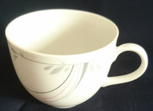 Lade das Bild in den Galerie-Viewer, 2er KAFFEEGEDECK "Fashion BonApart" - Porzellan, Abstrakt Linien Striche Blatt Blätter Motiv Dekor