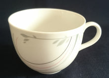 Lade das Bild in den Galerie-Viewer, KAFFEETASSE "Fashion BonApart" - Porzellan, Abstrakt Linien Striche Blatt Blätter Motiv Dekor