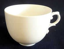 Lade das Bild in den Galerie-Viewer, TEETASSE - Porzellan, Einfärbiges Jugendstil Henkelform Dekor