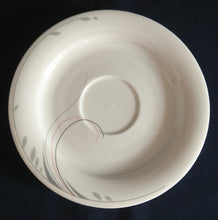 Lade das Bild in den Galerie-Viewer, UNTERTASSE "Fashion BonApart" - Porzellan, Abstrakt Linien Striche Blatt Blätter Motiv Dekor