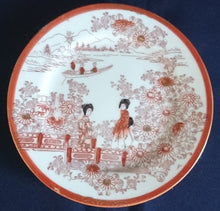 Lade das Bild in den Galerie-Viewer, KLEINER DESSERTTELLER - Porzellan, Goldrand Breiter Rotrand Landschaft Park Brücke See Leute Motiv Dekor