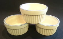 Lade das Bild in den Galerie-Viewer, 3er Set MUFFIN FÖRMCHEN / SOUFFLE - Keramik / Steingut, Senkrecht Geriffeltes Relief Rand Dekor