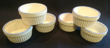 Lade das Bild in den Galerie-Viewer, 6er Set MUFFIN FÖRMCHEN / SOUFFLE - Keramik / Steingut, Senkrecht Geriffeltes Relief Rand Dekor