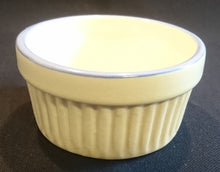 Lade das Bild in den Galerie-Viewer, 3er Set MUFFIN FÖRMCHEN / SOUFFLE - Keramik / Steingut, Senkrecht Geriffeltes Relief Rand Dekor