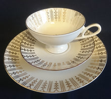 Lade das Bild in den Galerie-Viewer, 3er TEE SAMMELGEDECK - Porzellan, Klassisch Style, Goldrand Linien Striche Dreickpfeile Blumenblüten Pflanzen Motiv Dekor