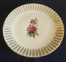 Lade das Bild in den Galerie-Viewer, 3er TEE SAMMELGEDECK - Porzellan, Klassisch Style, Goldrand Linien Striche Dreickpfeile Blumenblüten Pflanzen Motiv Dekor