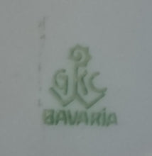 Lade das Bild in den Galerie-Viewer, 3er TEE SAMMELGEDECK - Porzellan, Klassisch Style, Goldrand Linien Striche Dreickpfeile Blumenblüten Pflanzen Motiv Dekor