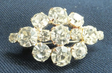 Lade das Bild in den Galerie-Viewer, KLEINE BROSCHE "Modeschmuck" - Strass-Steine in Goldfarbender Fassung, Karoform Quadratische Längliche Form (G)