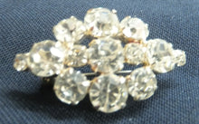 Lade das Bild in den Galerie-Viewer, KLEINE BROSCHE "Modeschmuck" - Strass-Steine in Goldfarbender Fassung, Karoform Quadratische Längliche Form (G)