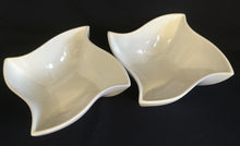 Lade das Bild in den Galerie-Viewer, BEILAGENSCHALE - Porzellan, Quadratische Schweifende Sternform Motiv Dekor