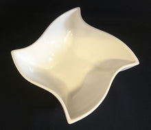 Lade das Bild in den Galerie-Viewer, 2er Set BEILAGENSCHALEN - Porzellan, Quadratische Schweifende Sternform Motiv Dekor