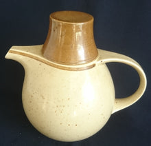 Lade das Bild in den Galerie-Viewer, KAFFEEKANNE MIT DECKEL - Porzellan, Zweifärbiges Gesprenkeltes Dekor, Inglasur, Handbemalt