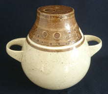 Lade das Bild in den Galerie-Viewer, SUPPENTERRINE MIT DECKEL - Porzellan, Zweifärbiges Gesprenkeltes Linien Inglasur Dekor