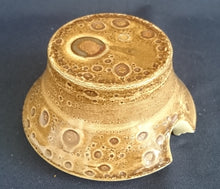 Lade das Bild in den Galerie-Viewer, SUPPENTERRINE MIT DECKEL - Porzellan, Zweifärbiges Gesprenkeltes Linien Inglasur Dekor