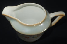 Lade das Bild in den Galerie-Viewer, MILCHKÄNNCHEN "Senta" - Porzellan, Blüten / Blumen Dekor