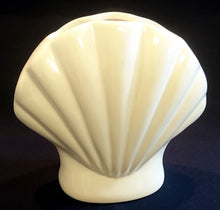 Lade das Bild in den Galerie-Viewer, BLUMENVASE - Keramik / Steingut, Moderne Muschelform Relief Design Dekor