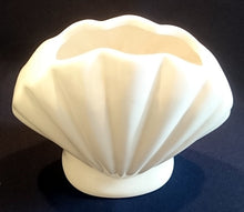 Lade das Bild in den Galerie-Viewer, BLUMENVASE - Keramik / Steingut, Moderne Muschelform Relief Design Dekor