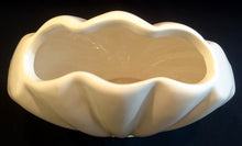 Lade das Bild in den Galerie-Viewer, BLUMENVASE - Keramik / Steingut, Moderne Muschelform Relief Design Dekor