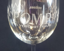 Lade das Bild in den Galerie-Viewer, GETRÄNKEGLAS "Pomp" - Hartglas, Geometrisches Linien Aufschrift Dekor