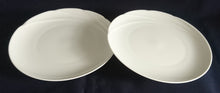 Lade das Bild in den Galerie-Viewer, DESSERTTELLER - Porzellan, Einfärbiges Wellenrand Dekor