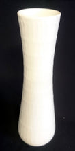 Lade das Bild in den Galerie-Viewer, BLUMENVASE "Apart" - Porzellan, Striche Linien Relief Dekor, Designer Hans Achtziger